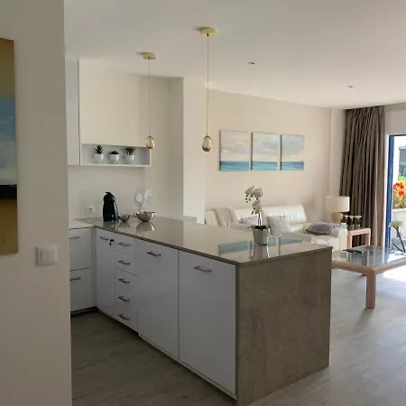 Seafront Spacious Apt דירה