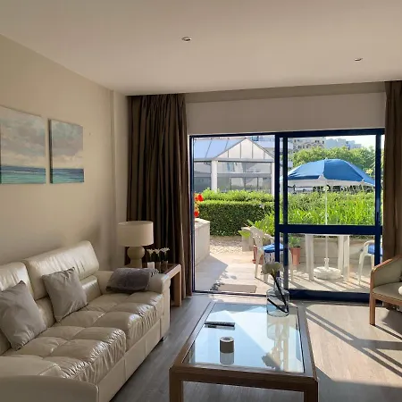 Seafront Spacious Apt דירה *