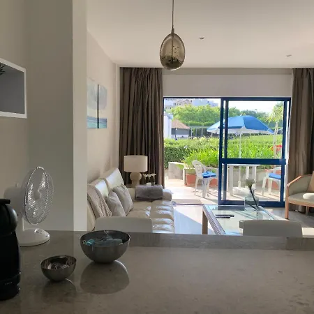 Seafront Spacious Apt דירה