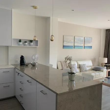 דירה Seafront Spacious Apt