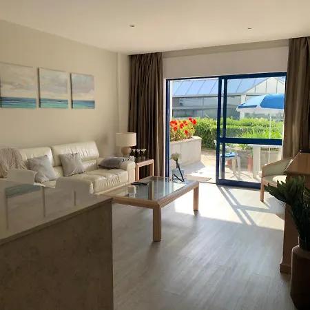 Seafront Spacious Apt דירה